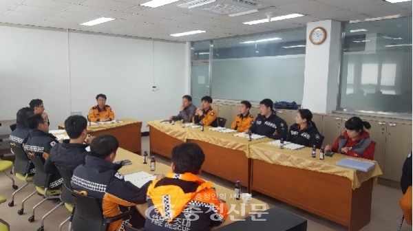 김상현 제천소방서장과 직원들이 두드림 회의에 참석해 애로사항 등 건의사항을 논의하고 있다.