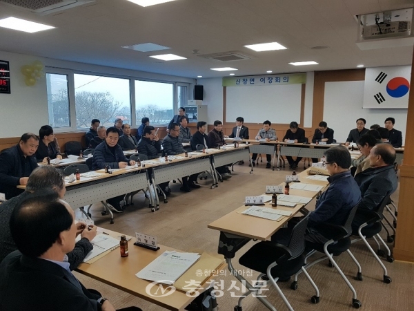 신창면 이장회의에서 하천불법점용행위 집중단속설명 모습(사진제공=아산시)