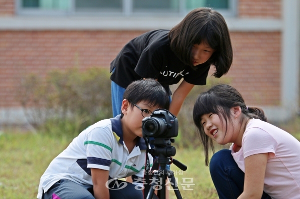 충남교육청이 제1회충남학생단편영화제를 개최한다. 사진은 학생들이 카메라로 촬영 연습을 하는 모습. (사진=도교육청 제공)