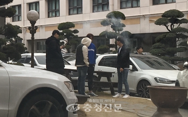 대전 A 대학의 강의동 밑에서 학생들이 모여 담배를 피우고 있다. 사진의 장소는 비흡연구역으로 학생들이 뿜는 담배연기는 고스란히 보행자에게 돌아가 간접흡연의 피해가 우려되고 있는 상황이다. (사진=이수진 기자)