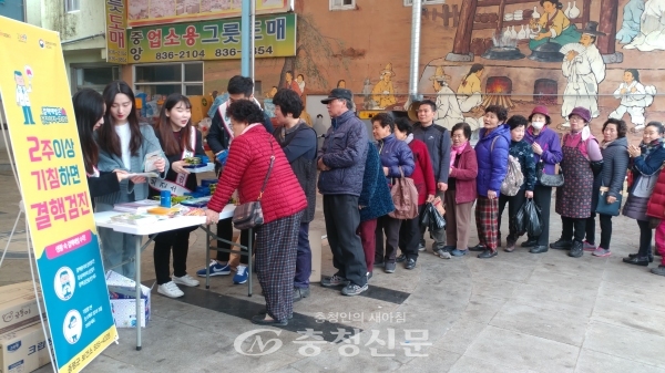 보건소 관계자가 21일 장뜰시장에서 주민들에게 홍보물품을 나눠주고 있다. (사진=증평군 제공)