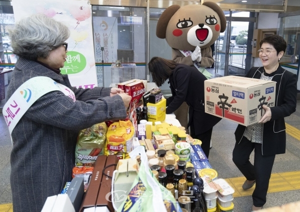 박정현 대덕구청장(오른쪽)은 21일 구청에서 열린 기부식품 나눔의 날 행사에서 푸드마켓 김익자 점장(왼쪽)에게 식료품을 전달하고 있다.(사진=대덕구청 제공)