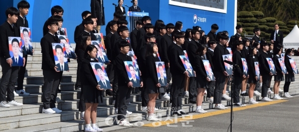기념공연 제2막 서해수호 22용사 롤콜에서 대전한빛고등학교 학생들이 전사자 사진을 들고 추모하고 있다. (사진= 이성현 기자)