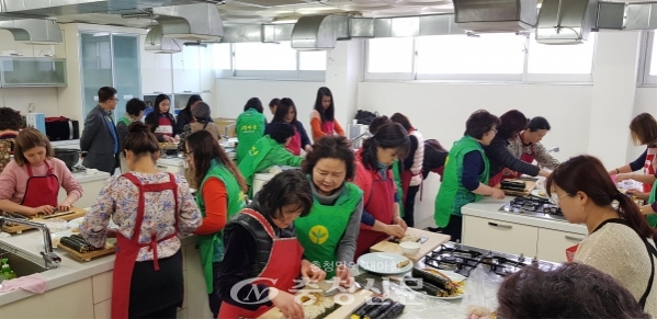 제천시새마을부녀회원들이 다문화이주여성과 함께 김밥과 반찬을 만들고 있다.
