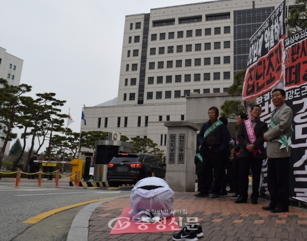 서산 산업폐기물 매립장 건설에 반대하는 주민들이 27일 출근길 대전법원 앞에 모여 하얀 소복을 입고 법원을 향해 108배 하고 있다. (사진=이성현 기자)