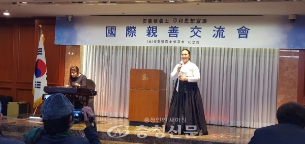 남은혜 명창이 안중근 의사 평화사상 국제교류회에서 아리랑을 열창하고 있다.