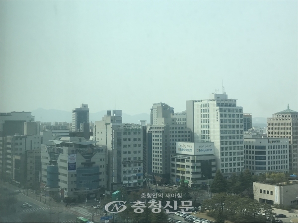 28일 오후 미세먼지 '나쁨' 수준의 대전의 하늘.(사진=한유영 기자)