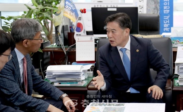 남진근(오른쪽) 의원이 대전역세권개발사업 무산에 대해 대책을 촉구했다. (사진=시의회 제공)
