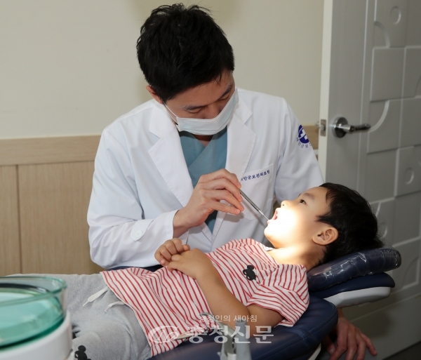 보건의료원 영유아 치과 검진 모습.
