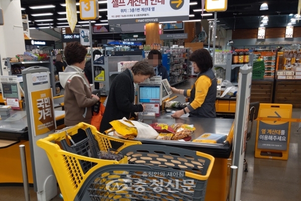 1회용 비닐봉투 사용금지 첫날인 1일 대전의 한마트에서 상품을 구입한 주부가 장바구니에 물건을 담아가고 있다.(사진=최홍석 기자)