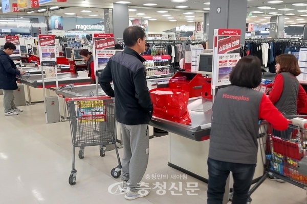 1회용 비닐봉투 사용금지 첫날인 1일 대전의 한마트에서 상품을 구입한 소비자가 장바구니에 물건을 담아가고 있다.(사진=최홍석 기자)