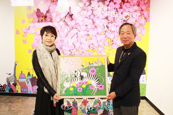 한국미술협회 서양분과이사인 김민정 작가가 국립세종도서관에 회화작품 ‘봄날’을 기증했다.(사진= 국립세종도서관 제공)