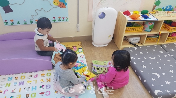 대전의 한 어린이집에서 아이들이 책을 보고 있다.(충청신문DB)
