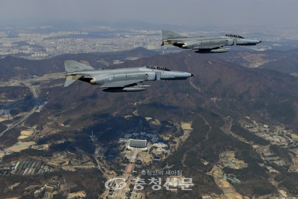 이왕근 공군참모총장이 지휘비행 중인 F-4E 팬텀 편대가 천안 독립기념관 상공에서 초계비행을 실시하고 있다.<사진 =공군제공>
