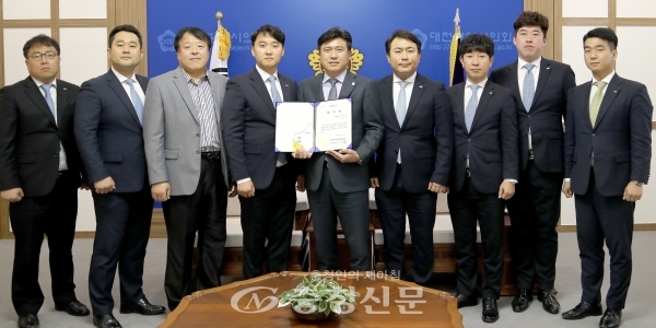 (왼쪽부터) 김종천(다섯번째) 의장이 윤석중(네번째) 대전둔산청년회의소 회장으로부터 감사패를 받았다. (사진=시의회 제공)