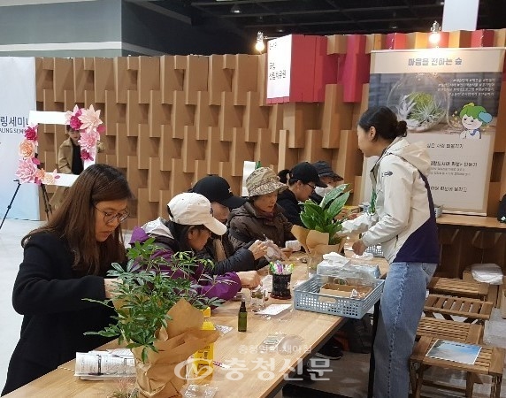 지난 5일 시민들이 서울 양재 aT센터에서 열린 힐링페어 2019에서 공기정화식물 화분 만들기 체험을 하고 있다. (사진=산림청 한국산림복지진흥원 제공)