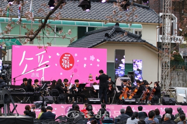 제천 청풍초중학교 청풍 호숫가 오케스트라가 청풍호 벚꽃축제 개막식에서 공연을 펼쳤다. (사진= 청풍초중학교 제공)