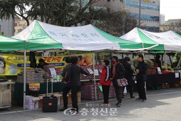 9일 구 충남도청 앞마당에서 열린 대전농협의 화요직거래장터를 찾은 시민들이 농산물을 살펴보고 있다. (사진=최홍석 기자)