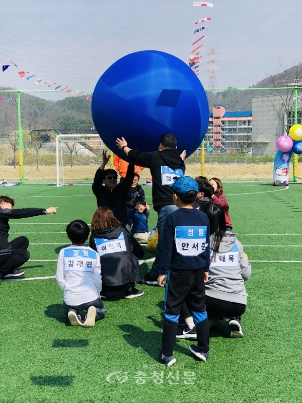 13일 운동회에 참여한 발달 장애아동과 가족들이 팀을 나눠 큰 공 굴리기 게임을 하고 있다. (사진=김정기 기자)