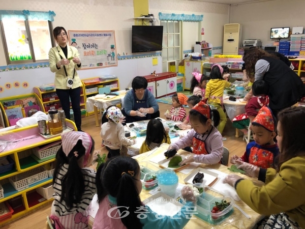 지난 9일 연탄리에 있는 예람어린이집에서 센터 홍미화 팀장이 알록달록 달팽이 모양 김밥 만들기에 대해 설명하고 있다. (사진=증평군 제공)