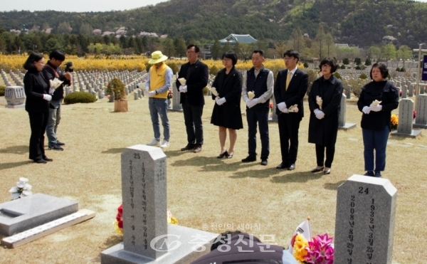 정의당 대전·세종시당 주요당직자들이 현충원 세월호 교사 묘역을 찾아 참배하고 있다. (사진=정의당 제공)