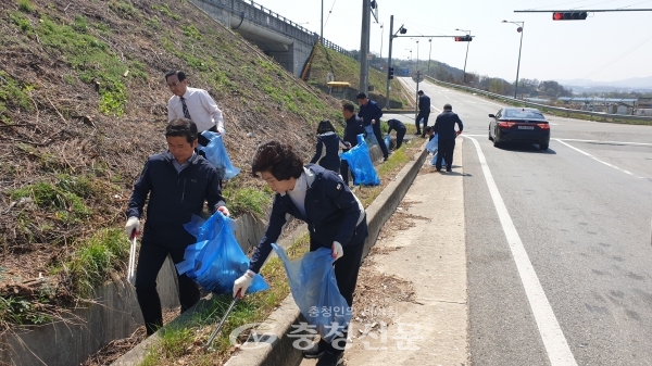 17일 진천군의회 환경특위는 북진천IC에서 불법투기 된 쓰레기를 거두고 있다. (사진=진천군의회 제공)