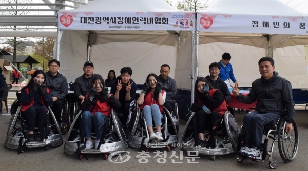 대전시 제39회 장애인의 날 행사에 참여한 대전시장애인럭비협회 회원들과 우송대 사회복지학과 학생들.(사진=한유영 기자)