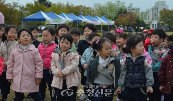 사진은 지난 19일 송촌 정수장을 방문한 유치원 어린이들이 즐거운 시간을 보내고 있는 모습. (사진=이하람 기자)