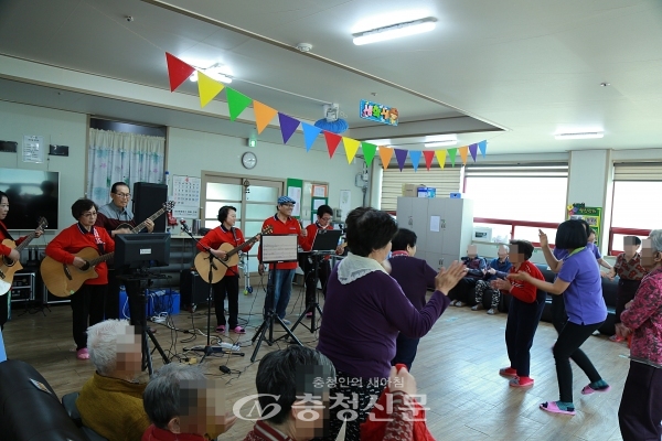 20일 광혜원실버주간보호센터에서 ‘기타사랑’ 공연단원들이 어르신들의 흥을 돋우며 공연을 펼치고 있다. (사진=김정기 기자)