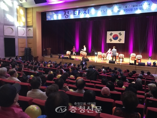 23일 대전시청에서 열린 청춘은 바로 지금이다 행사에서 대전 지역 어르신들이 공연을 하고 있다.(사진=한유영 기자)