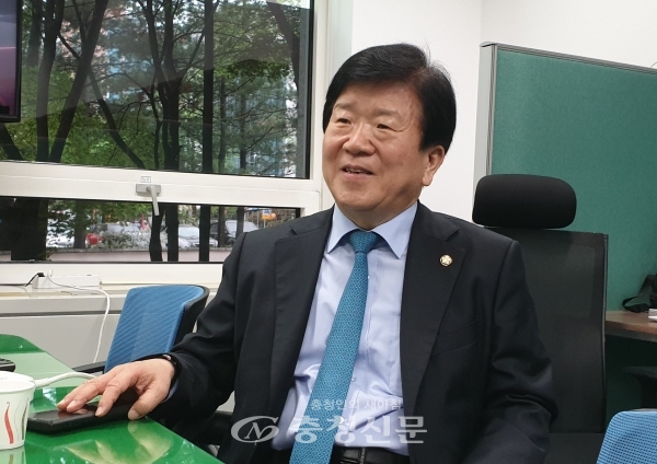 박병석 국회의원이 시의회 기자실을 방문해 LNG발전소와 관련이 없다는 이야기를 하고 있다. (사진=이성현 기자)