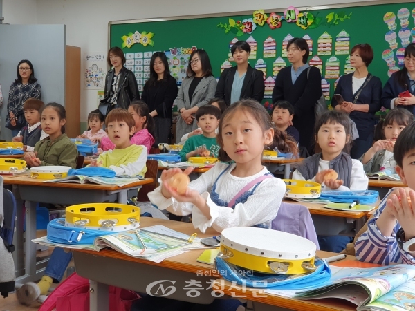 제천 의림초등학교 학부모들이 학교 공개의 날 수업을 참관하고 있다. (사진=의림초등학교 제공)