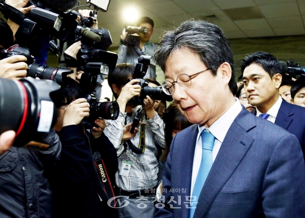 유승민, 오신환 바른미래당 의원이 25일 오전 입원 중인 문희상 국회의장에게 향하고 있다. (사진=최병준 기자)