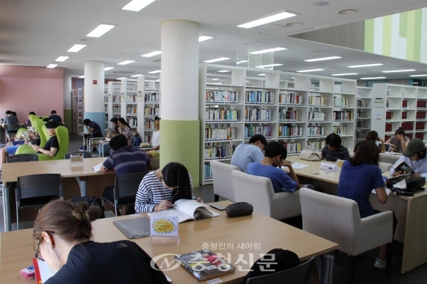 지역 주민들의 많은 이용으로 증평군립도서관에 있는 종합자료실이 항상 붐비고 있다. (사진=증평군 제공)