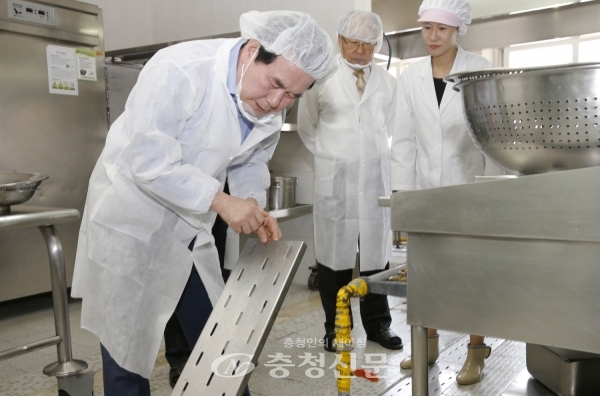 김지철 충남교육감이 26일 지역 한 학교 급식실에서 위생 점검을 하고 있다. (사진=도교육청 제공)