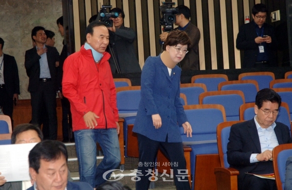자유한국당 박덕흠, 최연혜  의원이  29일 오전 국회에서 열린 비상의원총회에 목 보호대를 하고 참석하고 있다. (사진=최병준 기자)