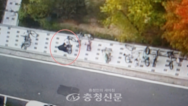 대전의 한 아파트에서 자전거를 훔치는 A씨. (사진=유성서 제공)