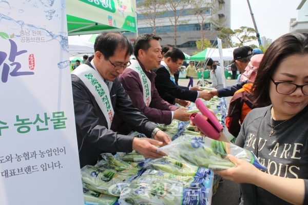 충남농협이 홍성 내포신도시서 매주 목요일 농축산물을 할인 판매하는 '목요장터' 행사를 선보인다. 사진은 지난해 목요장터 모습. (사진=충남농협 제공)
