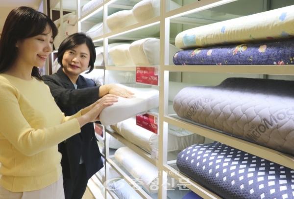 롯데백화점은 수면 전문 브랜드 슬립앤슬립을 통해 고객에게 맞는 맞춤형 베개를 선보인다. (사진=롯데쇼핑 제공)