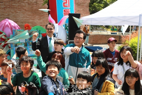 충북도는 2일 제97회 어린이날 행사를 충북문화관(구 도지사관사)에서 가졌다.  이시종 도지사가 아이들과 함께 ‘희망 종이비행기 날리기’를 하는 모습(사진=충북도제공)