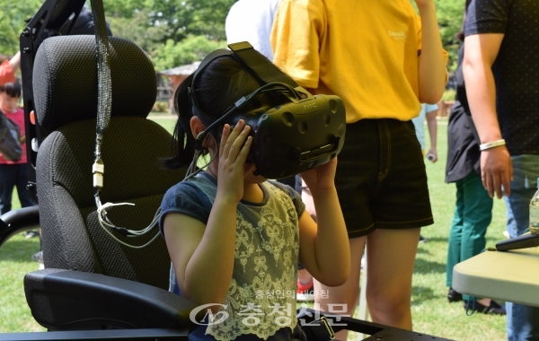 5일 대전시청 남문광장 일원에서 열린 '제97회 어린이날 큰잔치' 행사 VR체험 부스에서 한 아이가 머리에 쓴 VR기계가 무거운 듯 고쳐쓰고 있다.