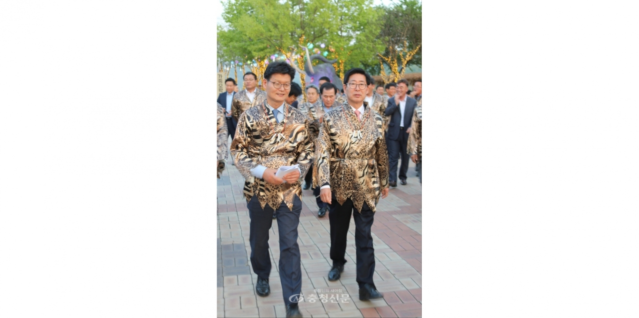양승조 충남지사(오른쪽)가 개막 행사에 참석한 가운데 김정섭 공주시장의 안내를 받고 있다. (사진=정영순 기자)