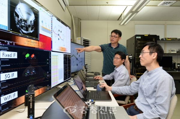 ETRI 연구진이 다중 엑세스 트래픽 결합기술을 연구하고 있는 모습. 사진 좌측부터 김재호 책임연구원, 김창기 책임연구원, 하정락 책임연구원. (사진=ETRI)