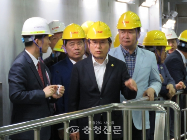 황교안(가운데) 자유한국당 대표가 15일 오전 유성구 핵융합연구소를 방문해 시설을 둘러보고 있다. (사진=이성현 기자)