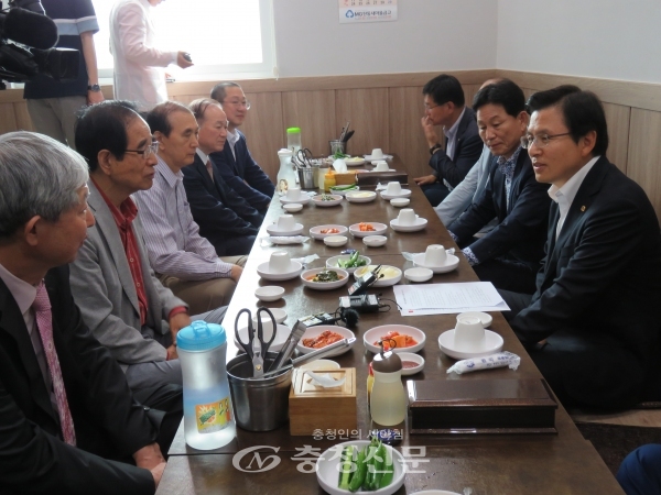 황교안 자유한국당 대표가 15일 오전 퇴임 교장선생님들과의 오찬 간담회에서 이야기를 나누고 있다. (사진=이성현 기자)