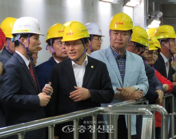 황교안(왼쪽 두번째) 자유한국당 대표가 초전도 핵융합 장치인 'KSTAR'에 대한 설명을 듣고 있다. (사진=이성현 기자)