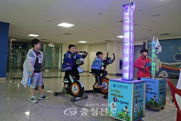 한국에너지공단에서 마련한 자가발전 자전거를 체험하는 아동이 즐겁게 페달을 돌리고 있다. (사진=최홍석 기자)