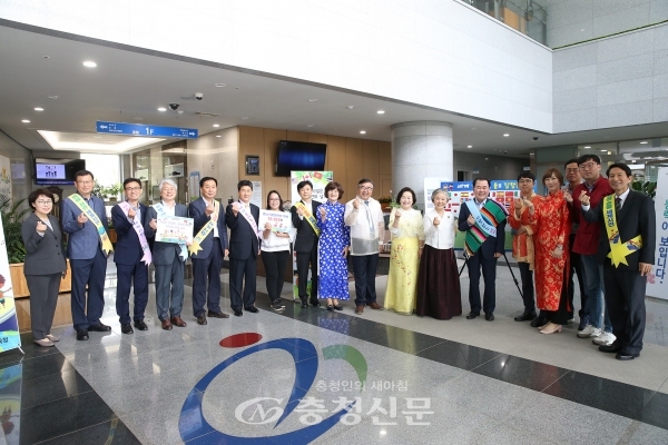 20일 충남교육청 1층 로비에서 세계문화체험의 날 행사가 열리고 있다. (사진=도교육청 제공)
