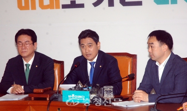 23일 국회 바른미래당 원내대표실에서 열린 원내대책회의에서 오신환 원내대표가 발언하고 있다. (사진=최병준 기자)