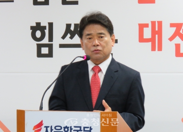 육동일 자유한국당 대전시당 위원장이 23일 월례간담회를 통해 대전시정을 평가했다. (사진=이성현 기자)